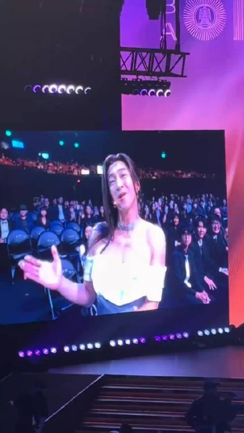 陈汉典露肩长裙模仿林志玲,自称从小巨蛋赶来