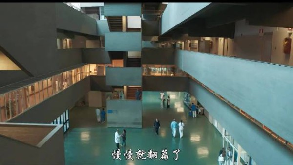 女法医等来解剖台上挖空双眼的男主尸体