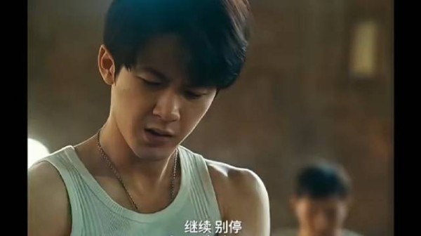 咱就说~亓sir这脱衣换装真挺麻溜啊,就是那裤子是真的肥,能装俩亓sir了