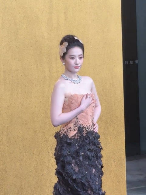 刘亦菲VOGUE压轴黑金羽毛高定造型亮相