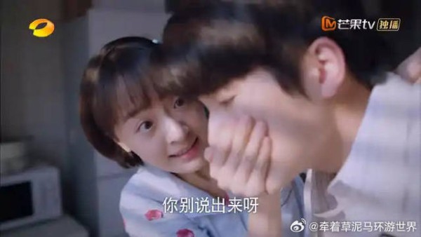 明月暗恋凌霄,子秋嘴上没个把门的,吓得立马捂她嘴