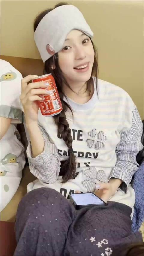 欧阳娜娜伪装店员抱睦睦，欧阳妮妮未认出摘帽惊喜