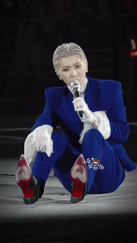 蔡徐坤演唱会脚痛撒娇可爱引粉丝心疼