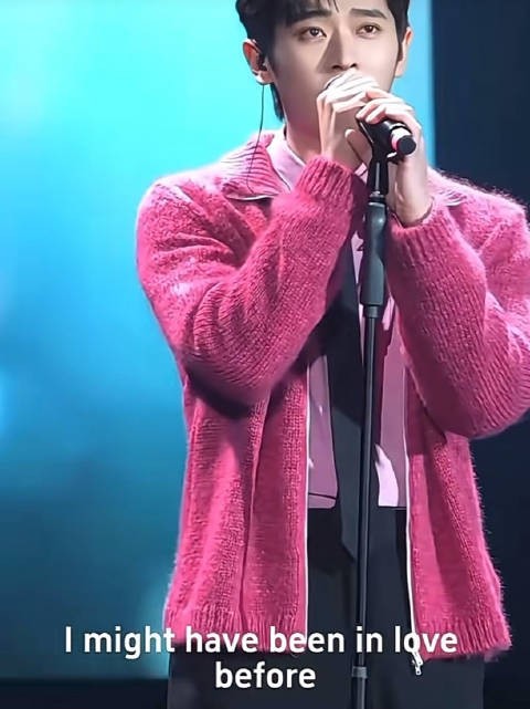 这个颜色也能穿的这么好看,丞磊真的是什么颜色都能驾驭,唱歌的时候好温柔