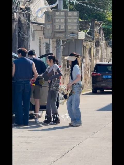 秦岚出发录制综艺好好吃 新造型路透曝光