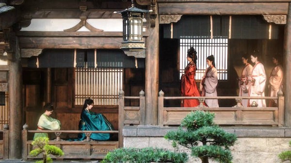 嫁金钗镜头语言引解读,魏娆跪上台阶皇后拂袖下阶
