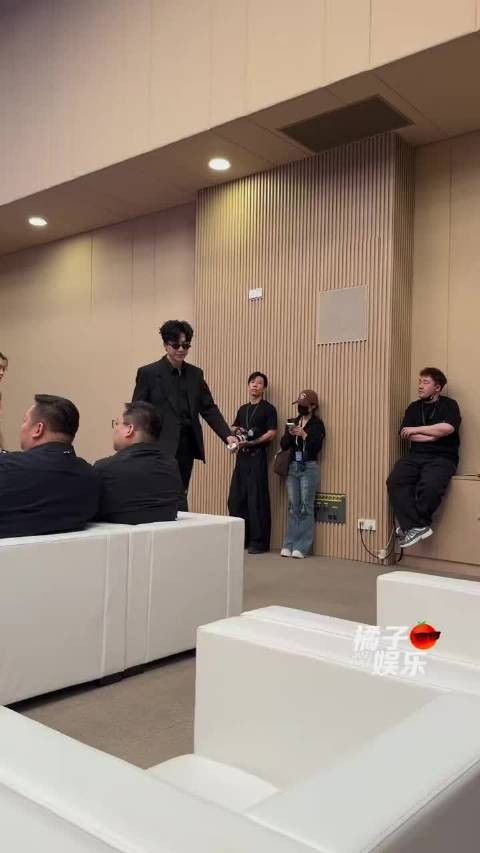 看他们聊得投入,已经开始脑补两人合唱的舞台了