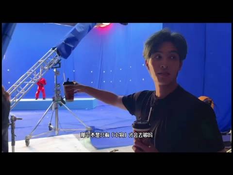 何眼罩喂奶茶逗狗式互动 何伟恋爱黏人爱撒娇