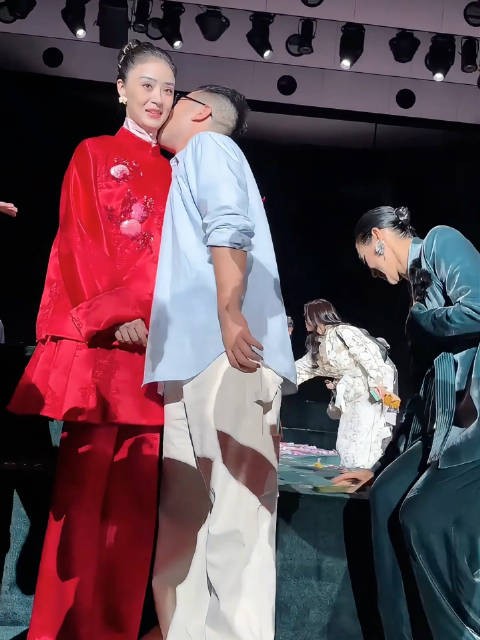 蒋欣亮相MESSENTIAL大秀,秀后被设计师亲吻脖颈