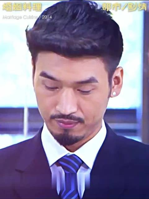 情侣看电影女子连称嘴疼脖子疼耳朵疼,男子亲吻后全好了,后排观众喊神医能治痔疮吗