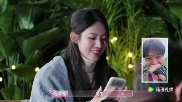 虽然这期打视频很短但两人还是藏不住的开心与甜蜜