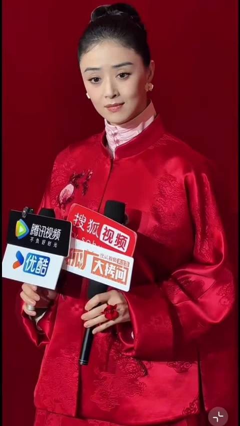 蒋欣被亲吓一跳,直呼怎么亲我呀
