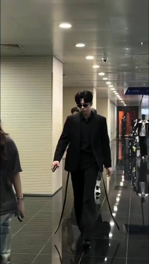 刘宇宁大合影扎马步,因个子太高压低身体配合拍照