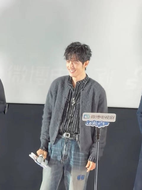 肖战演唱会状态好到爆,又甜又软像回到19年
