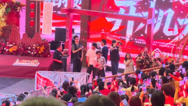 任嘉伦横店开机满月，粉丝换vivo手机首拍未带增距镜