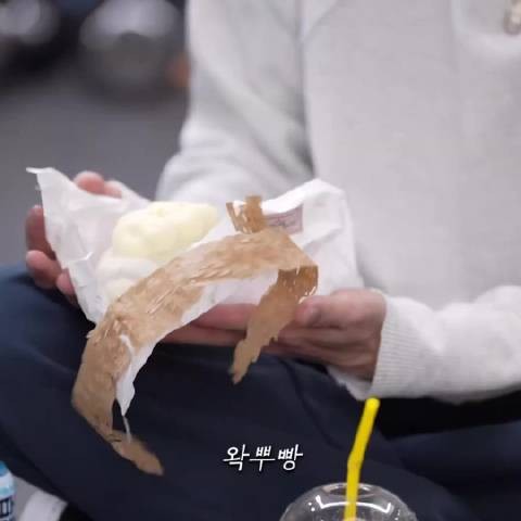 왁뿌빵真爱降临 盐面包塞奶油水果涂脆皮巧克力
