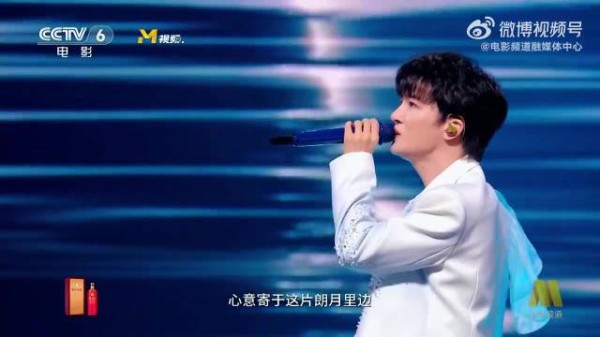 “丝丝点点/清风吹起/心意寄于这片朗月里边”