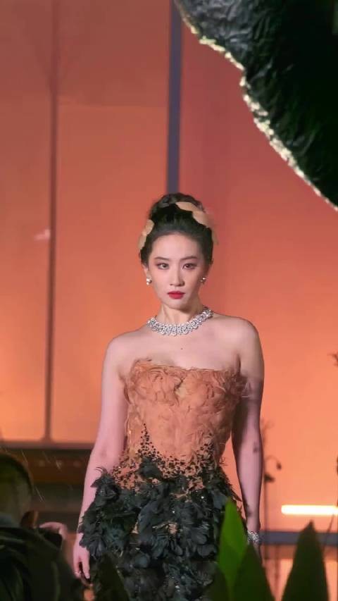 刘亦菲撑黑伞走红毯，雨中定格Elie Saab黑金羽毛高定