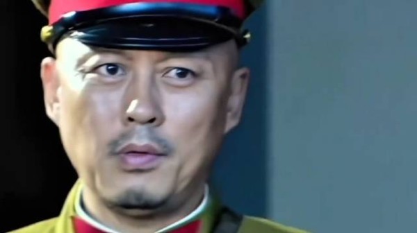 卧底趁没人休息盗取情报,差点被发现