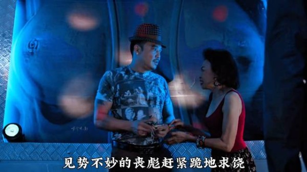 面对一群凶神恶煞的彪形大汉,女孩吓得浑身发抖
