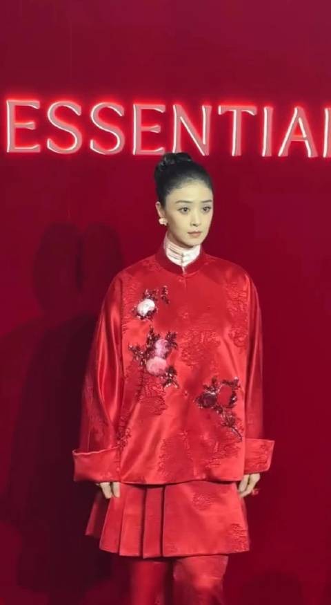 蒋欣上海时装周看秀遇突发亲密行为