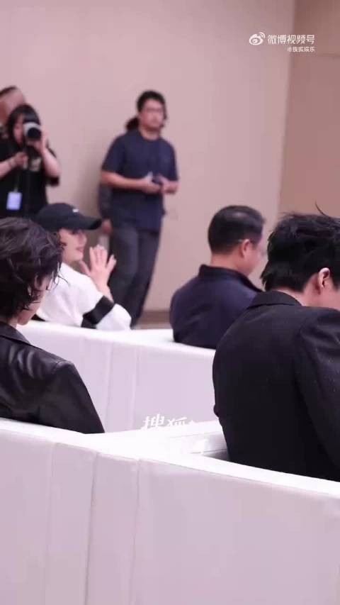 周深发布会拉颜人中到C位,一句你是人中暖又好笑