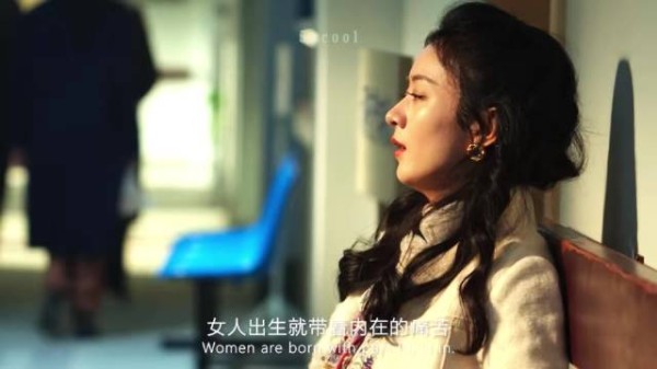 “是玫瑰是松柏是荆棘,是任何她想成为的样子”