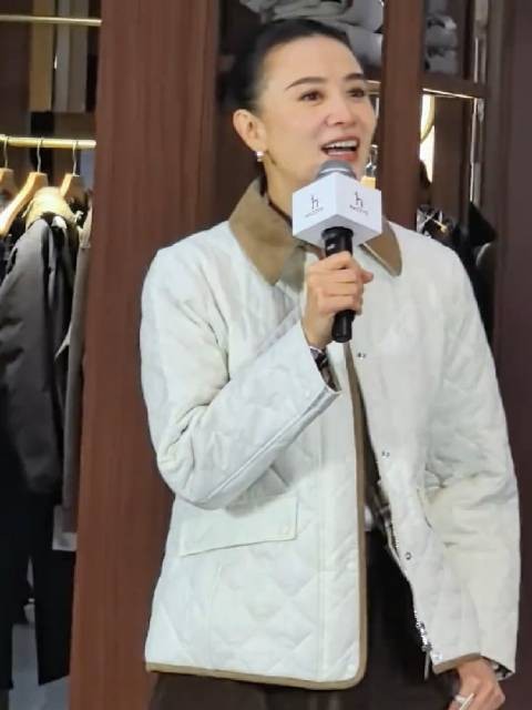 宋佳现身青岛依旧大光明造型，气场突出辨识度高