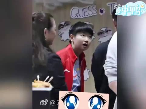 孙颖莎万圣节猜谜语表情可爱，赛场化身战神