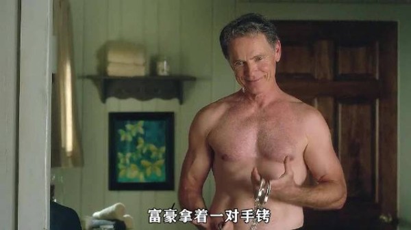 丈夫手铐铐妻后心梗身亡,流浪狗撕咬尸体