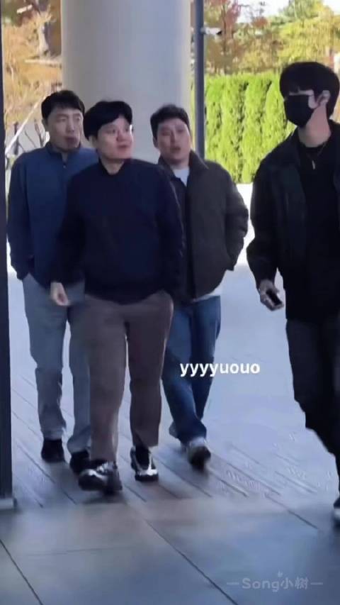 李松河去年今日皮衣造型引粉丝想念小栗子