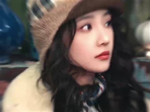 吴佳怡新剧烫大卷发演东北拽姐