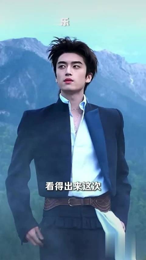Vogue盛典男明星穿搭盘点,张康乐张峻豪贺峻霖许凯何与夏之光胡一天丁真陈鑫海亮相