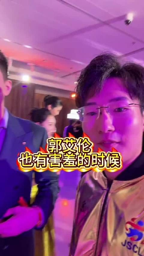 郭艾伦现身微博竞燃之夜送祝福
