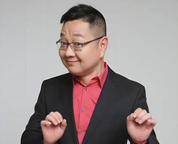 54岁央视名嘴张绍刚近况曝光！娶大学同学王倩生一子，如今婚姻很幸福