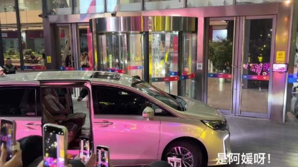 和小宁丝们一起激动的等着宇宁出来, 宇宁好帅
