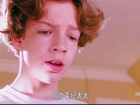 男孩有个神奇的柜子，把假人放进去就能变真人