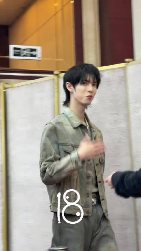 糊得我没好意思发超话 第一排给我坐出11排效果hhhhh