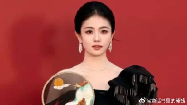 白鹿芭莎盛典开毯造型好美！穿黑色斜肩流苏裙犹如黑天鹅，拿团扇端庄大气