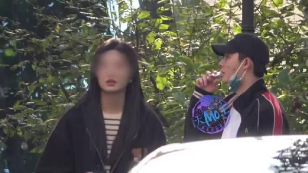 曝张铭恩与女友路边争吵,女友下跪捶打后两人和好牵手回家