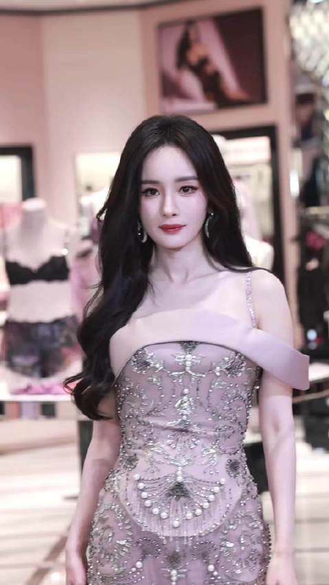 杨幂穿第12套GH高定亮相维秘上海活动