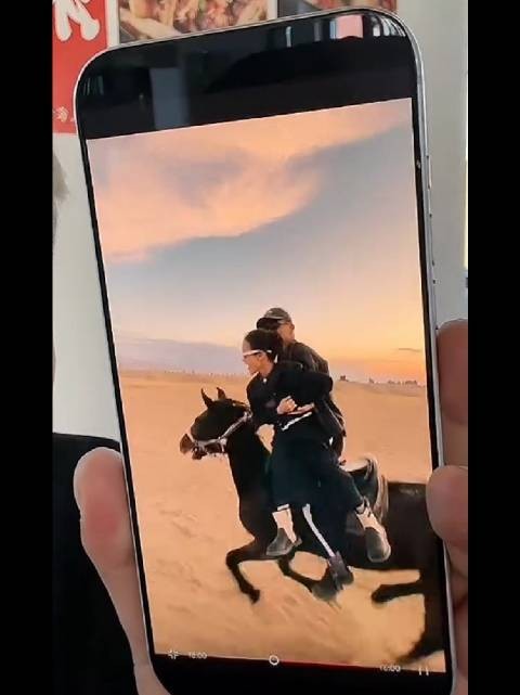 九儿胆子真是太大了,九儿被教练跨在手上骑,一点不带害怕的!
