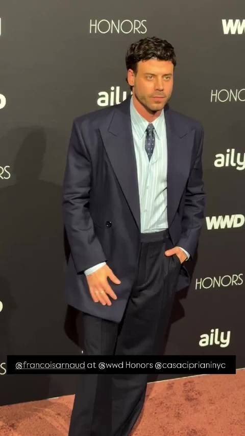 François Arnaud 亮相纽约2026 WWD Honors