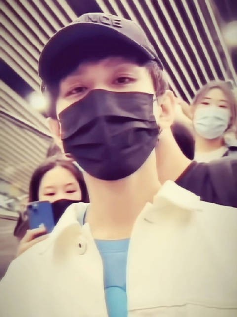 就只看了我一眼 就确定了永远 嘛嘛,他看我了 是不是得对我负责