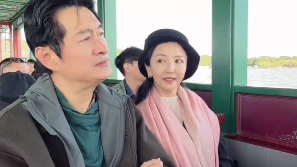 64岁黄安陪小9岁现任妻子北京旅游,两人牵手漫步,甜蜜喂食超恩爱