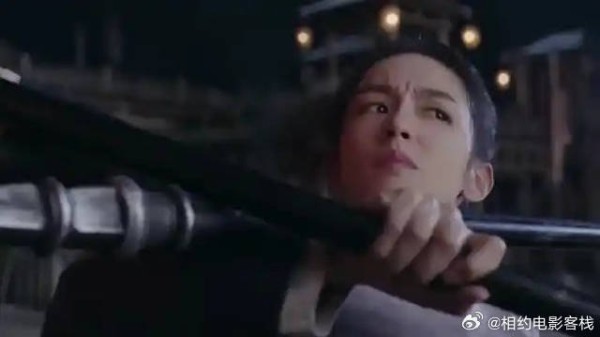 周也丞磊圆里比武，两人对打毫不留情，招招狠辣