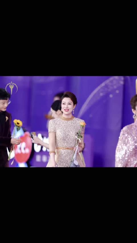 赴百花之约，定格光影瞬间红毯造型#主持人李杰