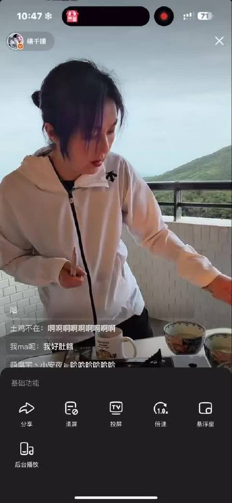 日出当背景,微风作伴奏,《多久没有谈天光》的首唱现场,氛围感直接封神