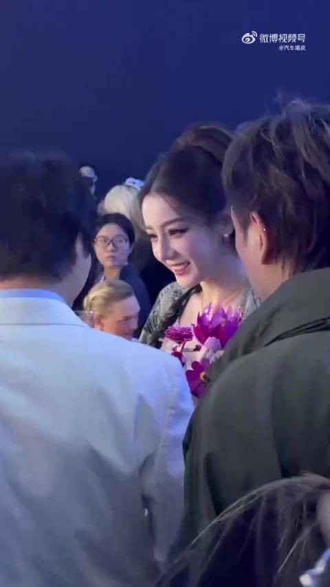 迪丽热巴晚宴以水代酒，体面又大方