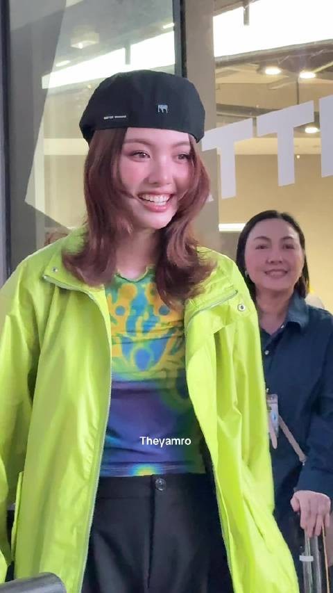 奥姆已经去拍圣诞主题的物料了,这下身上的圣诞元素洗不掉了